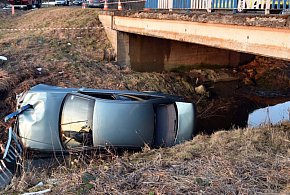 Rozbił bariery i wpadł audi do rzeki