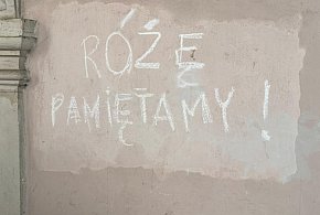 Tablica Róży Luksemburg na razie nie powróci na kamienicę