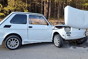 „Maluch” rozpadł się na pół po zderzeniu z Volkswagenem