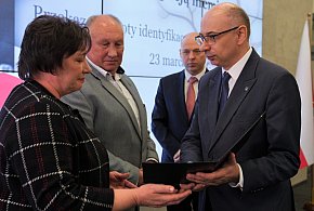 Krewni rodziny zamordowanej za ukrywanie Żydów odebrali noty identyfikacyjne