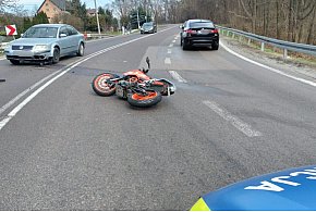 Motocykl zderzył się z autem w Izbicy. Są utrudnienia