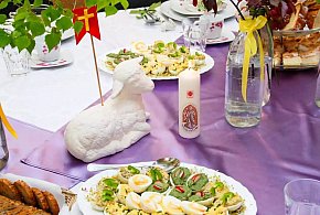 Kilka tysięcy samotnych i ubogich zasiądzie do śniadań wielkanocnych Caritasu