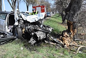 Powiat krasnostawski: 50-letni kierowca ranny po uderzeniu w drzewo