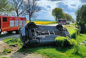 Audi wypadło z drogi i dachowało. Cztery osoby w szpitalu