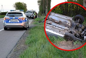Wypadek na DK17. Toyota dachowała, policjanci wyciągnęli kierowcę