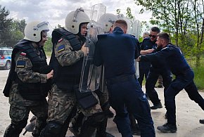 Broń, tarcze i ostre policyjne akcje pod Zamościem