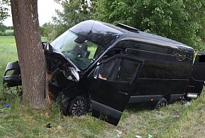 Bus pełen pasażerów roztrzaskał się o drzewo. Są ranni