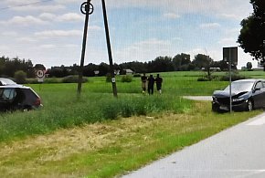 77-latek wymusił pierwszeństwo, auto wylądowało w polu