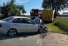 BMW uderzyło w sklep obwoźny. Dwie osoby trafiły do szpitala