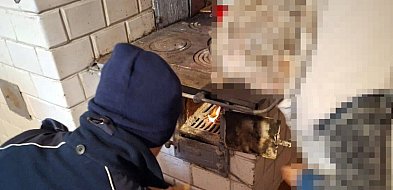 Policjanci ze Szczebrzeszyna pomogli 89-latce ogrzać mieszkanie