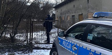 Leżą na ławkach, śpią w pustostanach. Mróz nie wybacza