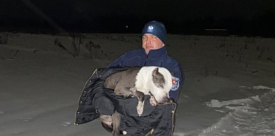 Leżał na mrozie, bez sił. Policjanci nie przeszli obojętnie