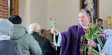 Dzień Kobiet w Żdanowie. Proboszcz wręczał paniom kwiaty