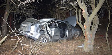 Pił i wsiadł za kierownicę. 35-latek rozbił auto o drzewo