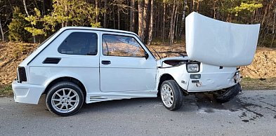 „Maluch” rozpadł się na pół po zderzeniu z Volkswagenem