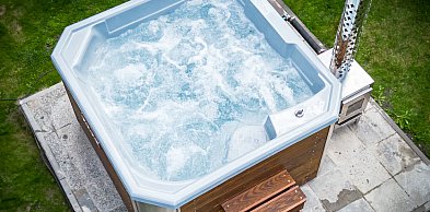 Jacuzzi ogrodowe: Akryl czy włókno szklane? Kompletny przewodnik po trwałości i es