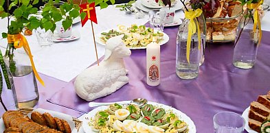 Kilka tysięcy samotnych i ubogich zasiądzie do śniadań wielkanocnych Caritasu