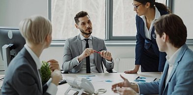 Kiedy firma powinna rozważyć restrukturyzację zamiast upadłości