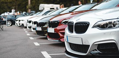 Jak oznakować miejsca postojowe, żeby kierowcy parkowali równo, a sąsiedzi nie mie