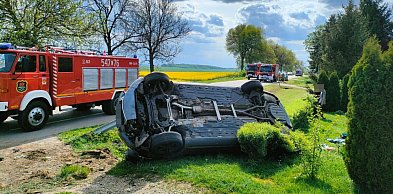 Audi wypadło z drogi i dachowało. Cztery osoby w szpitalu