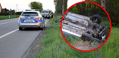 Wypadek na DK17. Toyota dachowała, policjanci wyciągnęli kierowcę