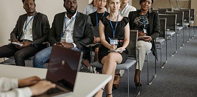 Szkolenia BHP online w pracy hybrydowej - Jak przeszkolić pracowników zdalnych i u