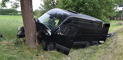 Bus pełen pasażerów roztrzaskał się o drzewo. Są ranni