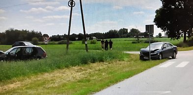 77-latek wymusił pierwszeństwo, auto wylądowało w polu