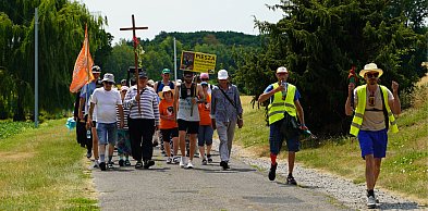 Pielgrzymi pieszo ruszyli do Krasnobrodu. Kilkadziesiąt kilometrów modlitwy