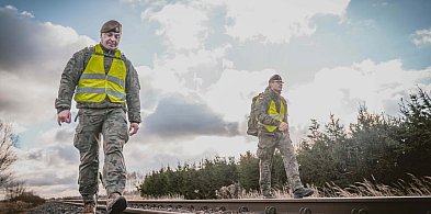 Kilkudziesięciu terytorialsów patroluje teren wzdłuż linii kolejowych-367847