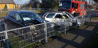 Czołowe zderzenie w Miączynie: dwie osobówki rozbite, są ranni-368385