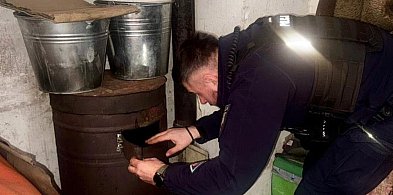 Zamość: policjanci pomogli samotnemu mężczyźnie – przynieśli opał i rozpalili piec