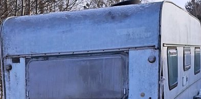 Dramat w Trzeszczanach! Mieszkali w przyczepie kempingowej