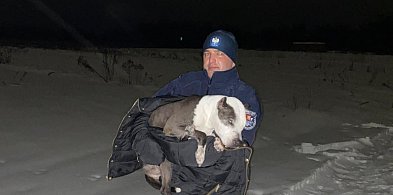 Leżał na mrozie, bez sił. Policjanci nie przeszli obojętnie