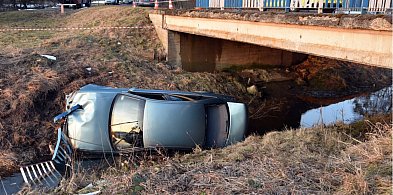 Rozbił bariery i wpadł audi do rzeki