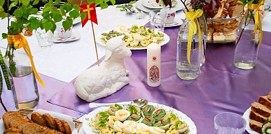 Kilka tysięcy samotnych i ubogich zasiądzie do śniadań wielkanocnych Caritasu