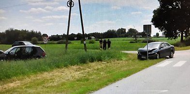 77-latek wymusił pierwszeństwo, auto wylądowało w polu