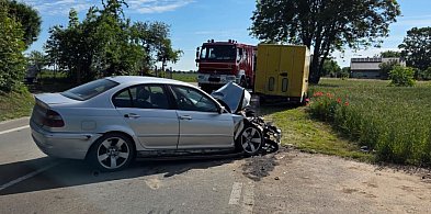BMW uderzyło w sklep obwoźny. Dwie osoby trafiły do szpitala