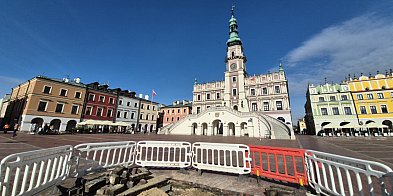 Dziura w płycie Rynku Wielkiego w Zamościu-367368