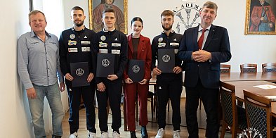 Rektor AZ nagrodził mistrzów Europy-367511