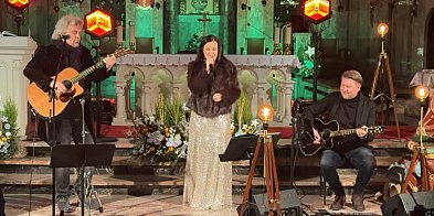 Kolędy z misją – Cugowscy zagrali dla kościoła w Dubie-369370