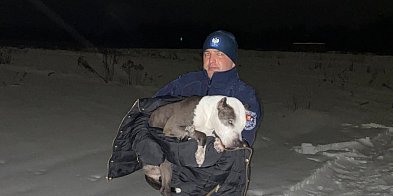 Leżał na mrozie, bez sił. Policjanci nie przeszli oboję