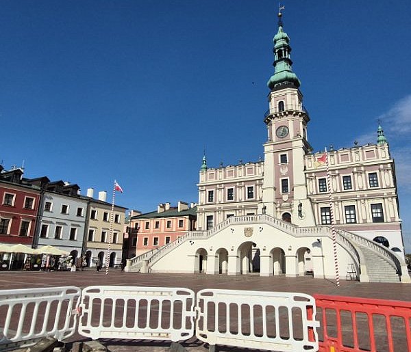 Dziura w płycie Rynku Wielkiego w Zamościu. Co się stało pod powierzchnią?-367368