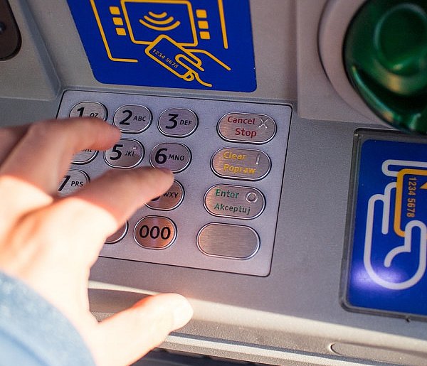 Z kont znikały pieniądze. Policja i bank badają ogólnopolski incydent-367381