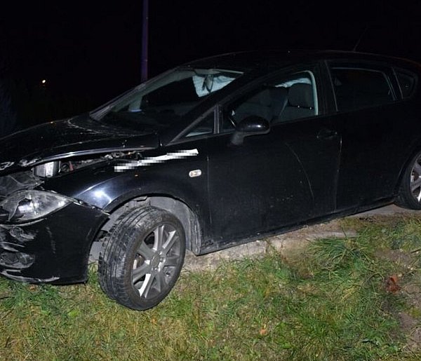 Seat uderzył w przepust i dachował – ranna 8-letnia dziewczynka-367394