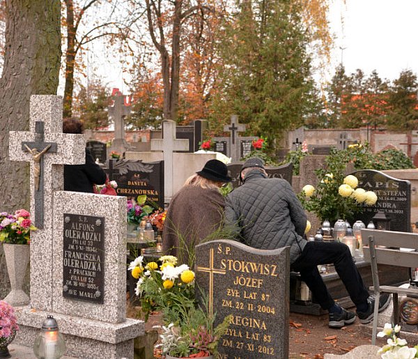 Savoir-vivre na 1 listopada. Jak się zachować podczas wizyty na cmentarzu?-367463