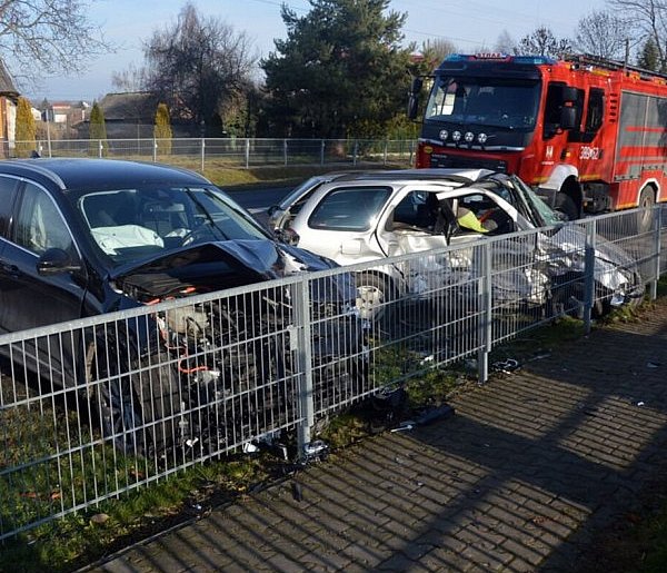 Czołowe zderzenie w Miączynie: dwie osobówki rozbite, są ranni-368385