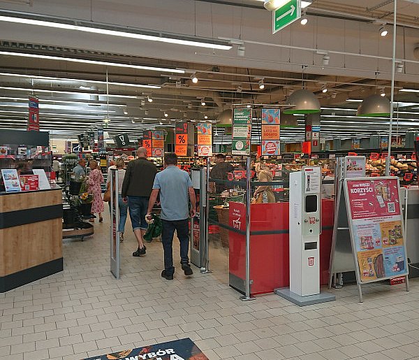 Pracownicy popularnej sieci mają dość. W południe zatrzymają pracę-368404