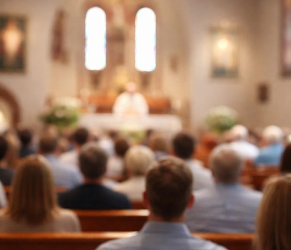 Ilu Polaków naprawdę chodzi do kościoła? Jedna statystyka szokuje-368613