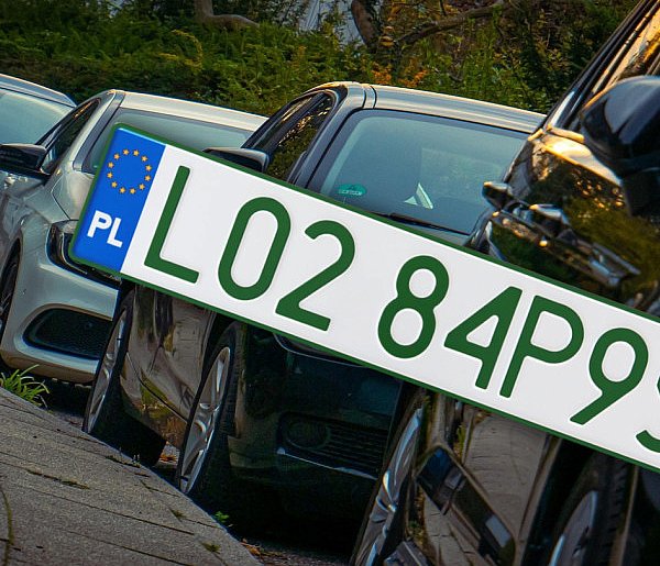 Tablice z zielonymi napisami na kolejnych autach. Nie chodzi o "elektryki"-368821